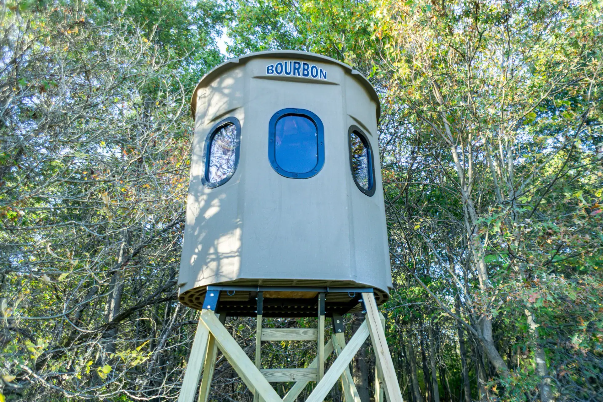 Close up of Tree Trunk Poplar Gun XT Blind with trap door and gun windows sitting in woods