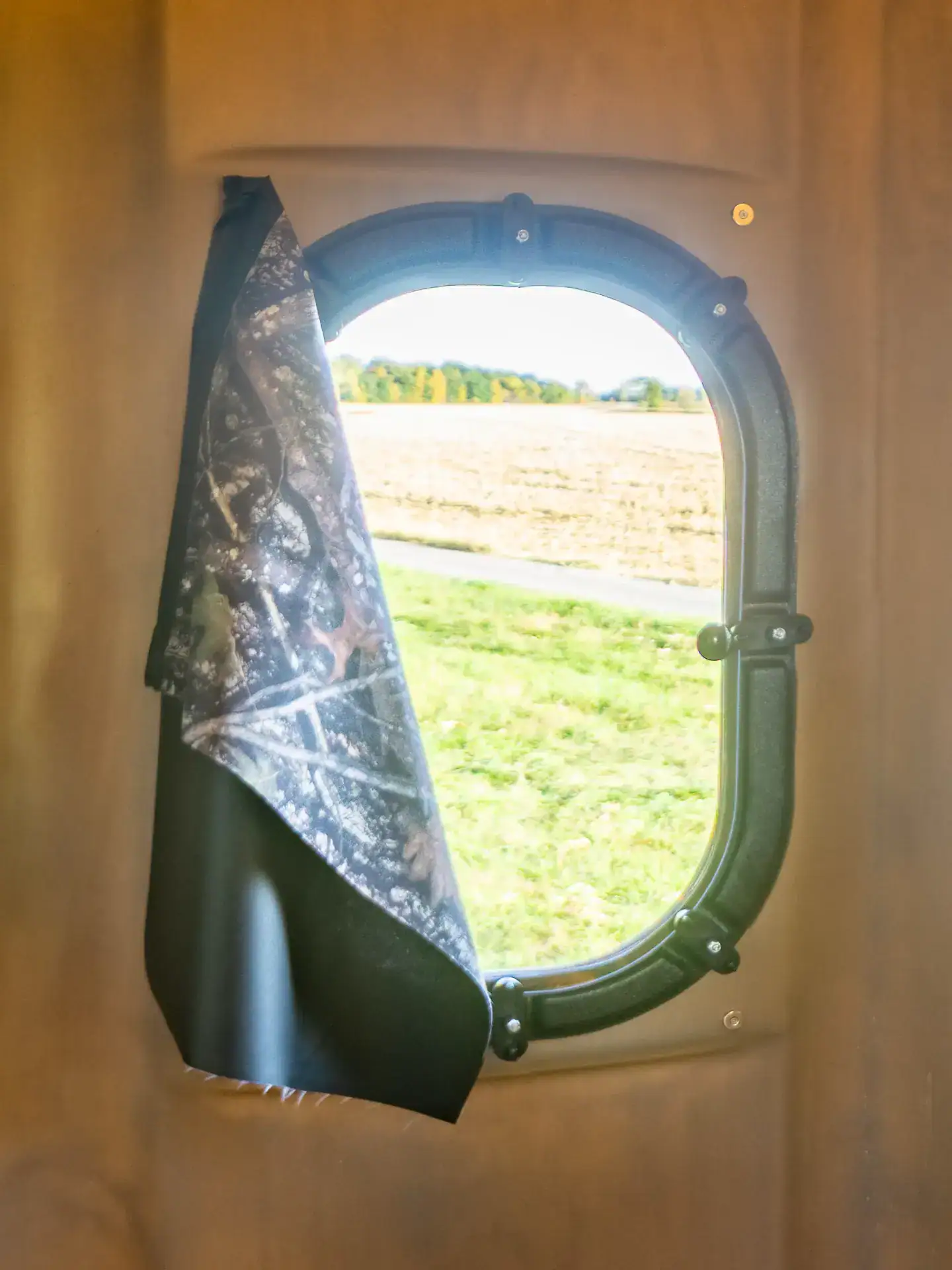 Open gun window curtain on XT Blind