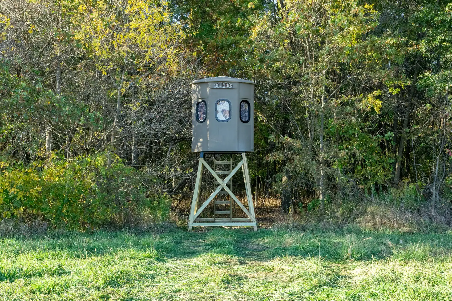 Tree Trunk Poplar Gun XT Blind with trap door and gun windows sitting in woods