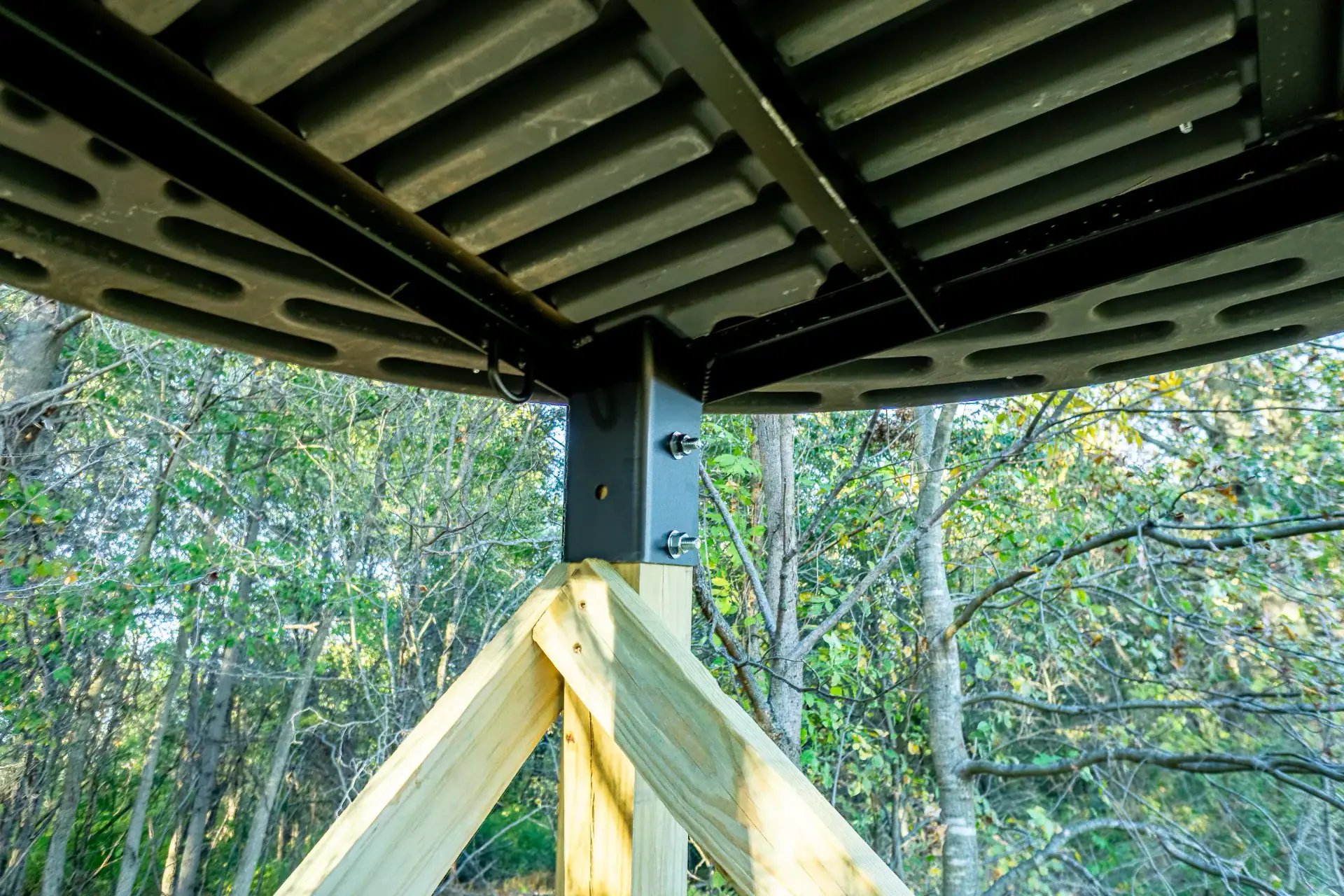 Close up of corner post base platform of XT Blind